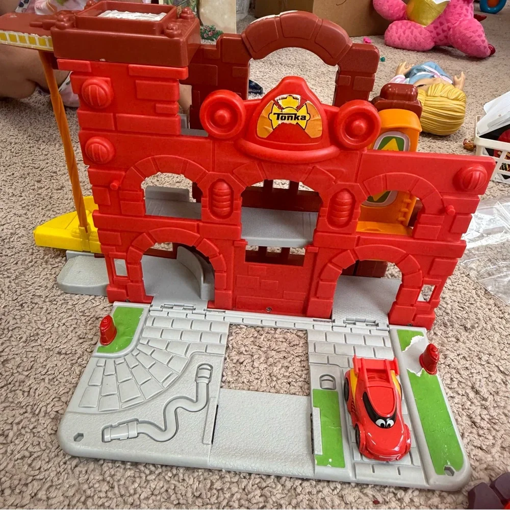 Tonka Chuck & Friends Fold ’N Go Garage Playset with Car